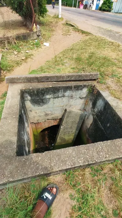 Regard d'évacuation des eaux pluviales ouvert au pont Namina