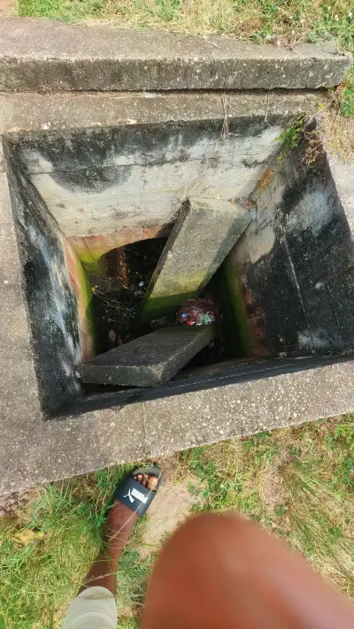 Regard d'évacuation des eaux pluviales ouvert au pont Namina