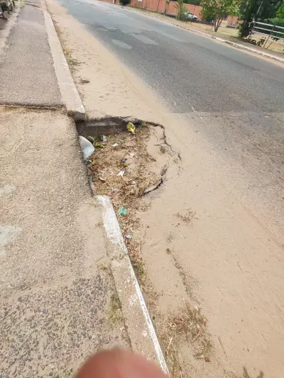 Dégradation de la chaussée à l'entrée du pont Namina